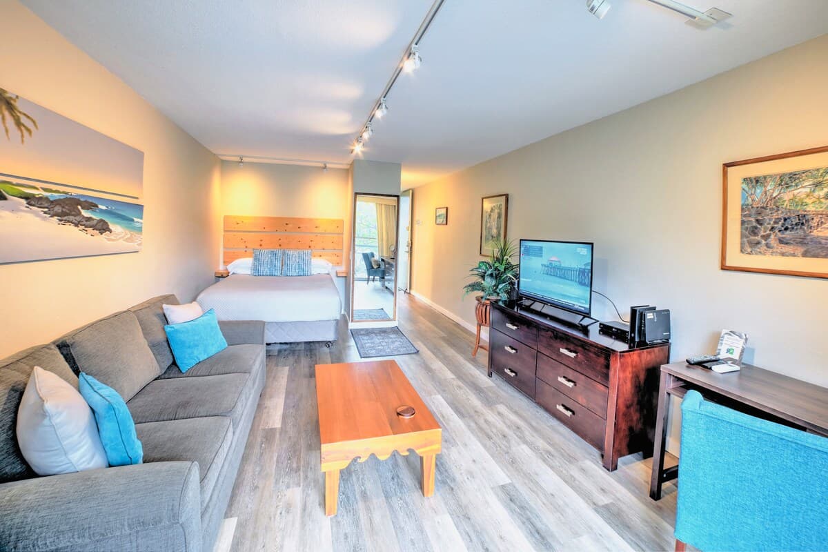 Condo in Kailua-Kona · ★4.82 · Studio · 2 beds · 1 bath - Photo 3