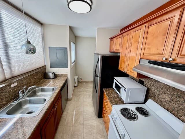 Condo in Honolulu · ★4.92 · 1 bedroom · 1 bed · 1 private bath - Photo 2