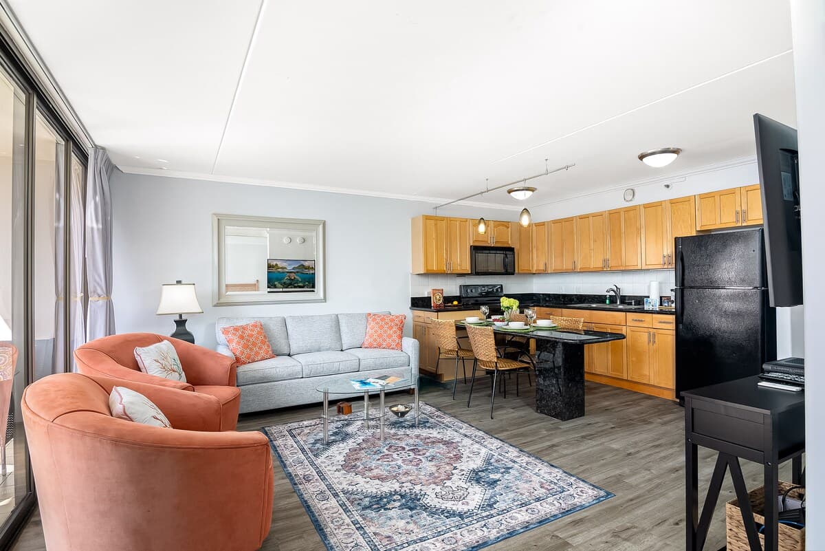 Ocean-view condo steps from Waikiki Beach - Photo 4