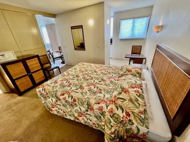 Condo in Honolulu · ★4.14 · 1 bedroom · 2 beds · 1 private bath - Photo 2