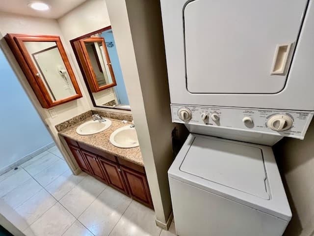 Condo in Honolulu · ★4.14 · 1 bedroom · 2 beds · 1 private bath - Photo 5