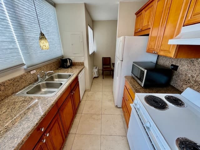 Condo in Honolulu · ★4.14 · 1 bedroom · 2 beds · 1 private bath - Photo 3