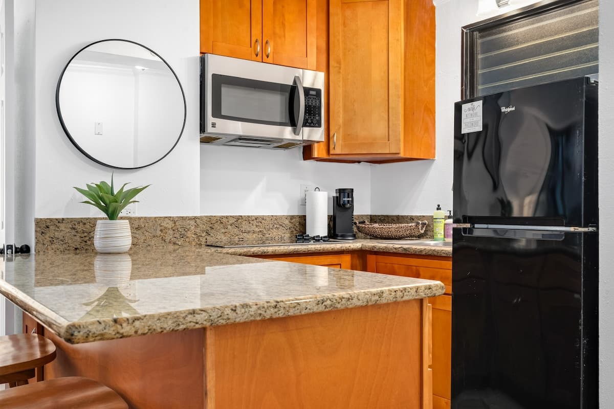 Steps to Waikiki Beach - Legal Rental w/ kitchen - Photo 4