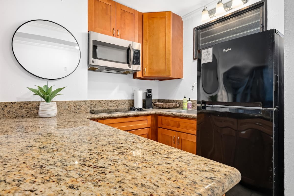 Steps to Waikiki Beach - Legal Rental w/ kitchen - Photo 5