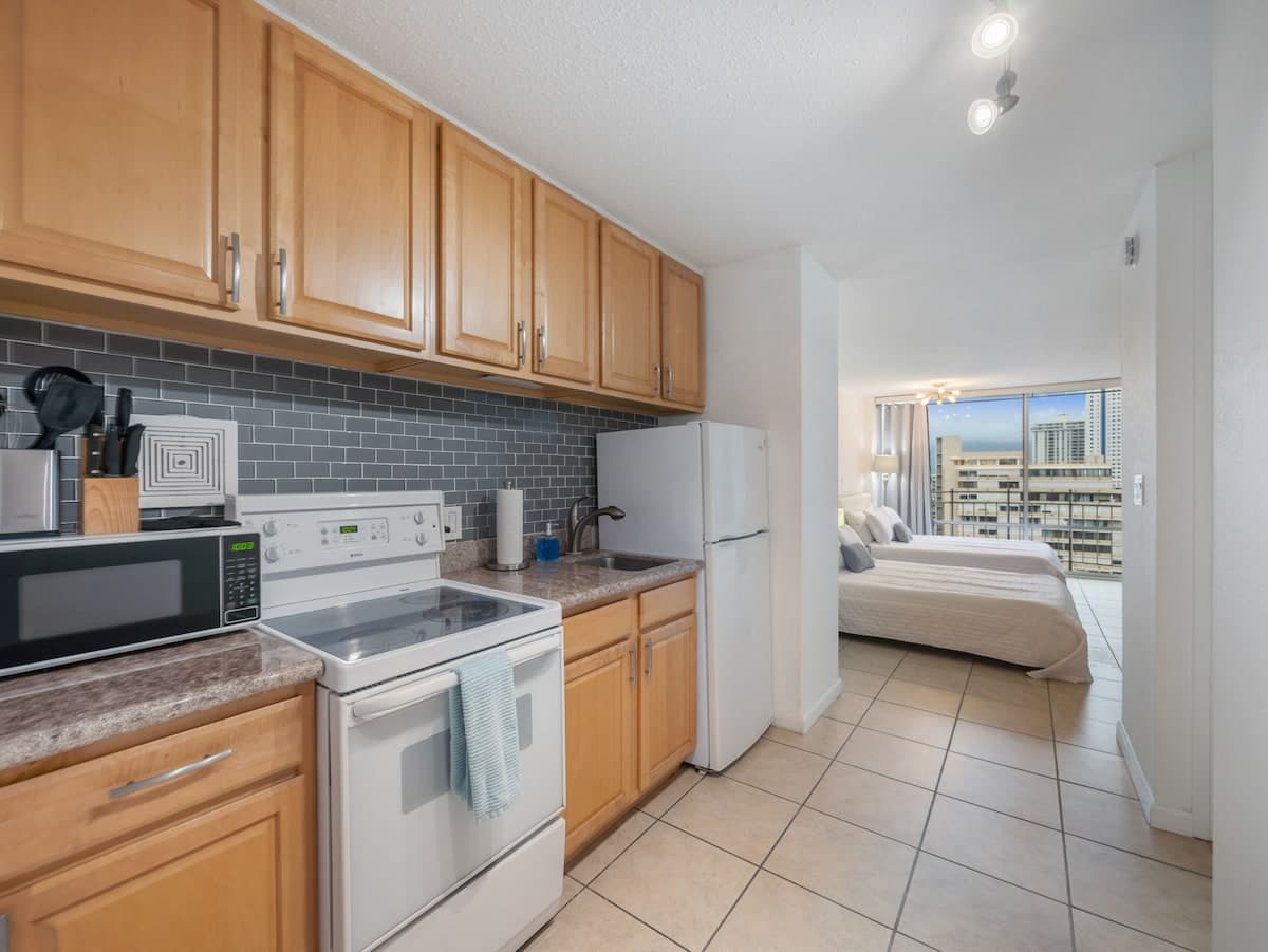 Studio with Full Kitchen at Ilikai Marina - Photo 4