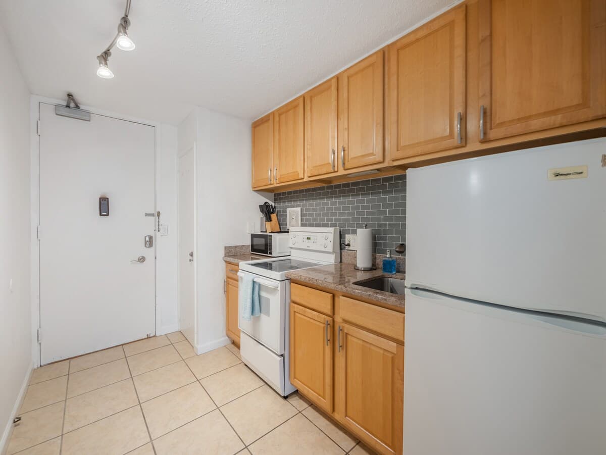 Studio with Full Kitchen at Ilikai Marina - Photo 2