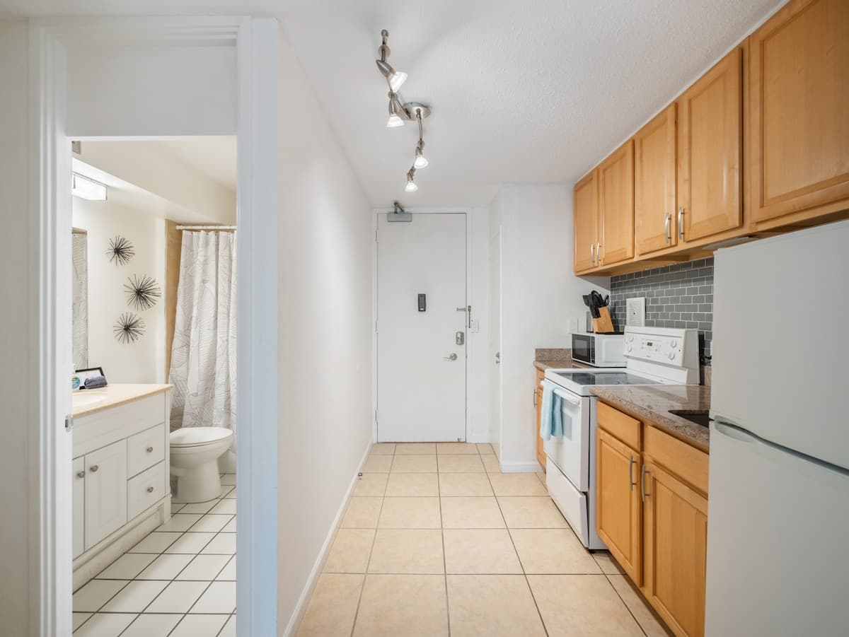 Studio with Full Kitchen at Ilikai Marina - Photo 3