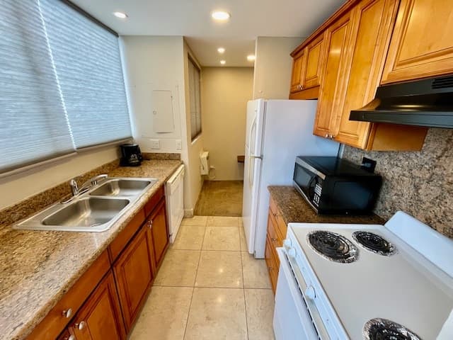 Condo in Honolulu · ★5.0 · 1 bedroom · 1 bed · 1 private bath - Photo 3