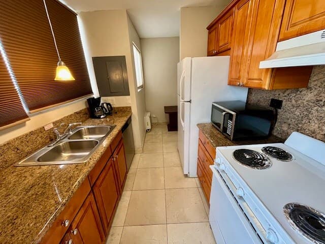 Condo in Honolulu · ★4.75 · 1 bedroom · 1 bed · 1 private bath - Photo 2