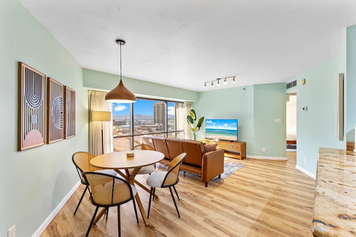 Free Parking! Partially Renovated 1BR in Downtown - Photo 1