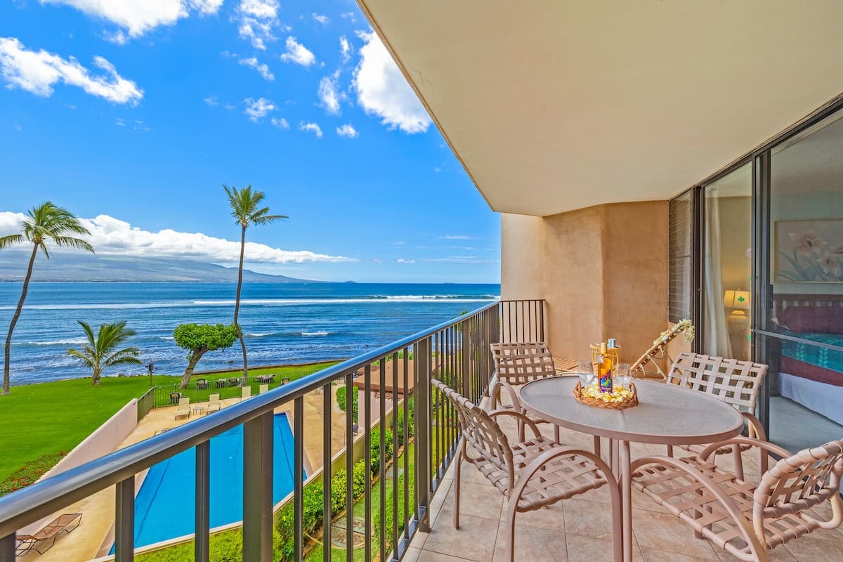 Condo in Wailuku · ★4.84 · 2 bedrooms · 4 beds · 2 baths - Photo 1