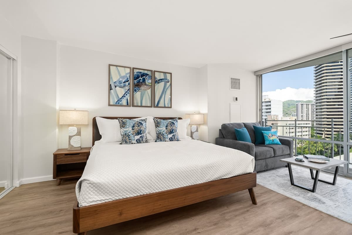 Condo in Honolulu · ★4.76 · Studio · 2 beds · 1 private bath - Photo 1