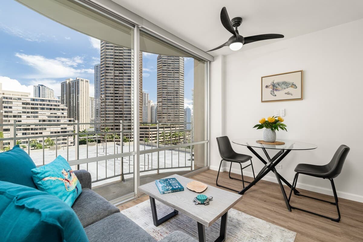 Condo in Honolulu · ★4.76 · Studio · 2 beds · 1 private bath - Photo 3