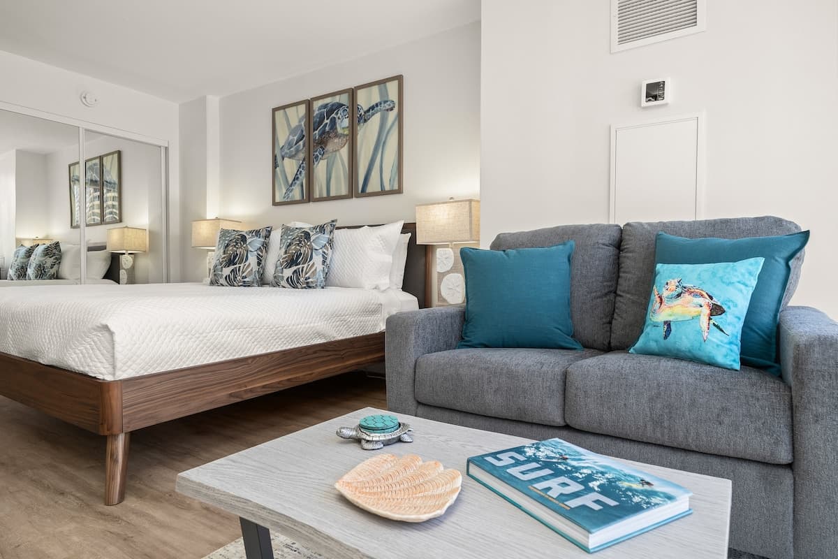 Condo in Honolulu · ★4.76 · Studio · 2 beds · 1 private bath - Photo 4