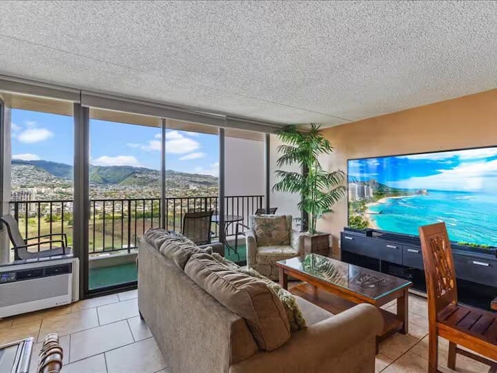 Brand New Listing! 1 BR Waikiki Condo/Free Parking - Photo 2