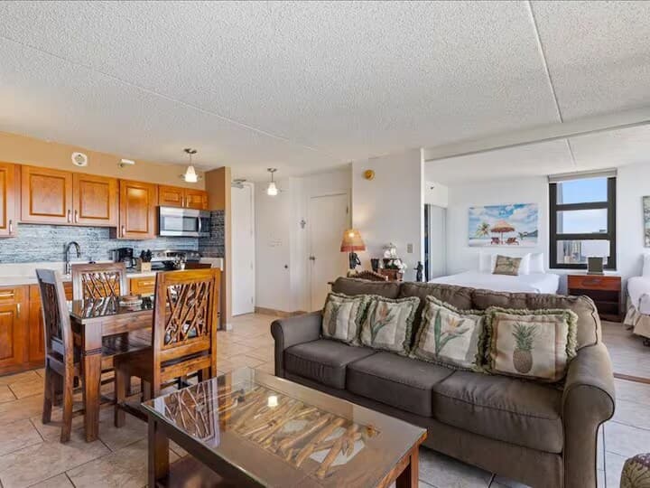 Brand New Listing! 1 BR Waikiki Condo/Free Parking - Photo 4