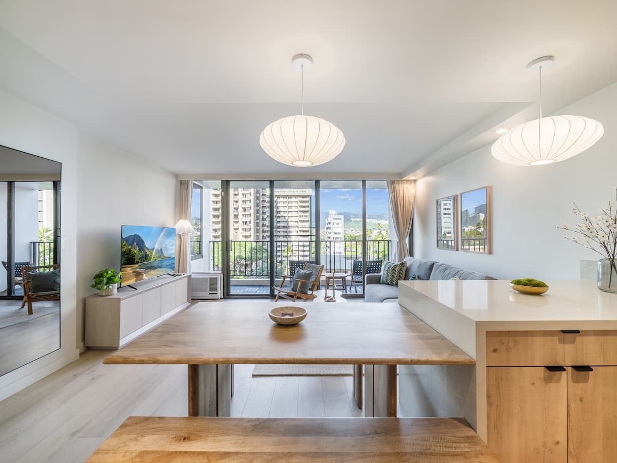 Fully Renovated 1bdrm @ Waikiki Banyan w/parking - Photo 3