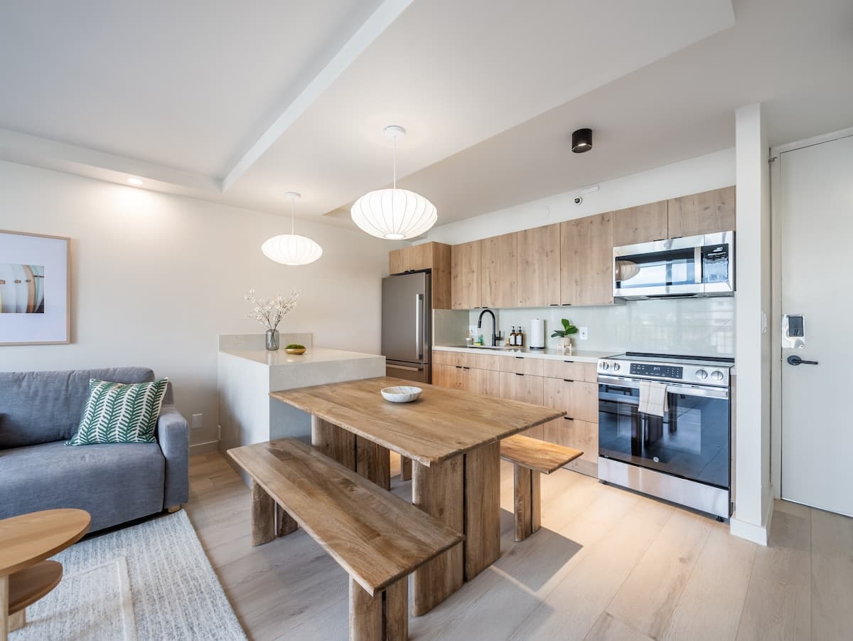 Fully Renovated 1bdrm @ Waikiki Banyan w/parking - Photo 1