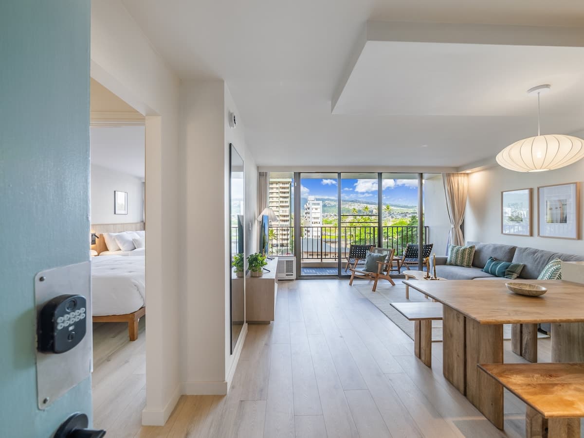 Fully Renovated 1bdrm @ Waikiki Banyan w/parking - Photo 2