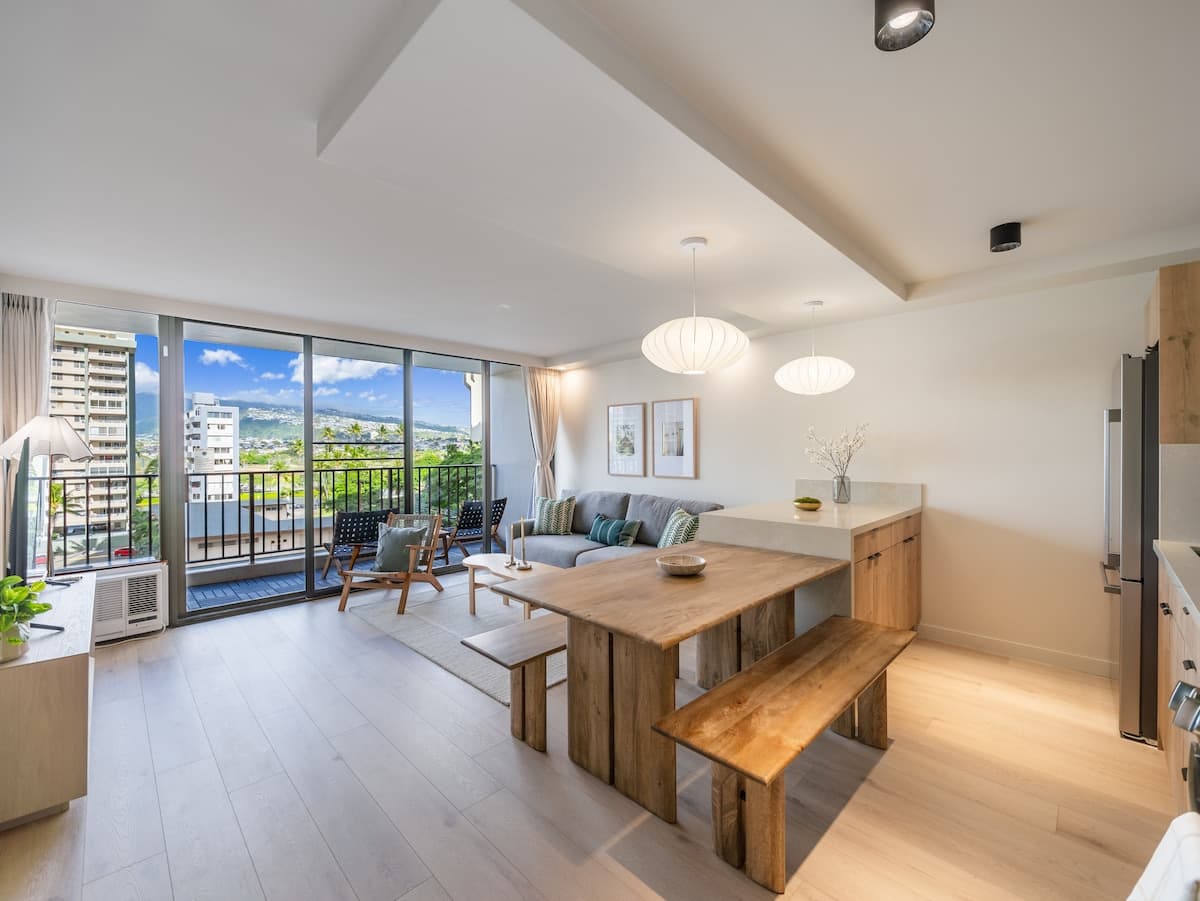 Fully Renovated 1bdrm @ Waikiki Banyan w/parking - Photo 4
