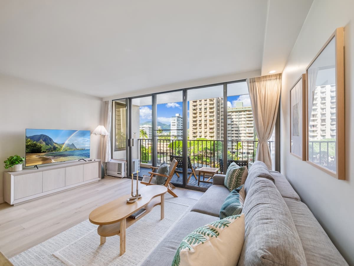 Fully Renovated 1bdrm @ Waikiki Banyan w/parking - Photo 5