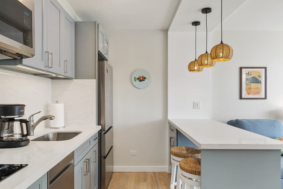 Condo in Honolulu · ★4.89 · Studio · 2 beds · 1 private bath - Photo 4