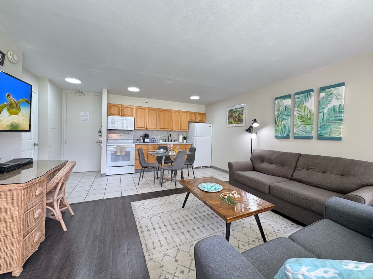 Condo in Honolulu · ★4.91 · 1 bedroom · 3 beds · 1 private bath - Photo 4