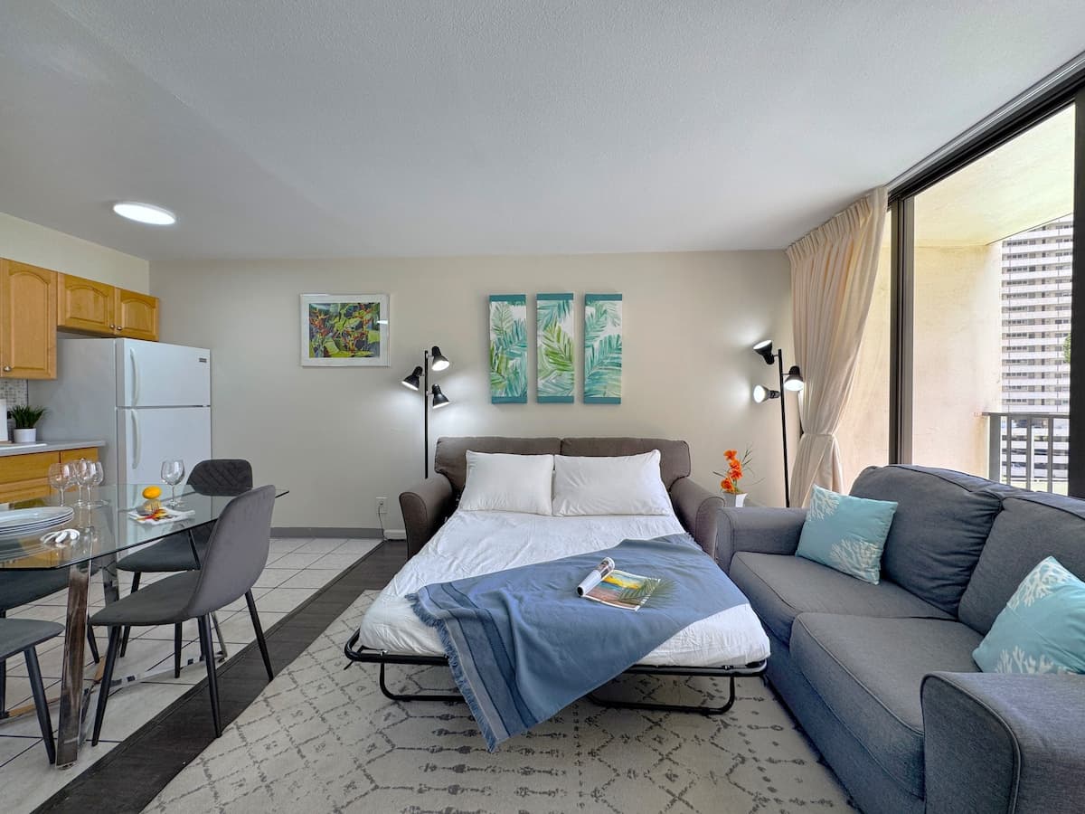 Condo in Honolulu · ★4.91 · 1 bedroom · 3 beds · 1 private bath - Photo 3