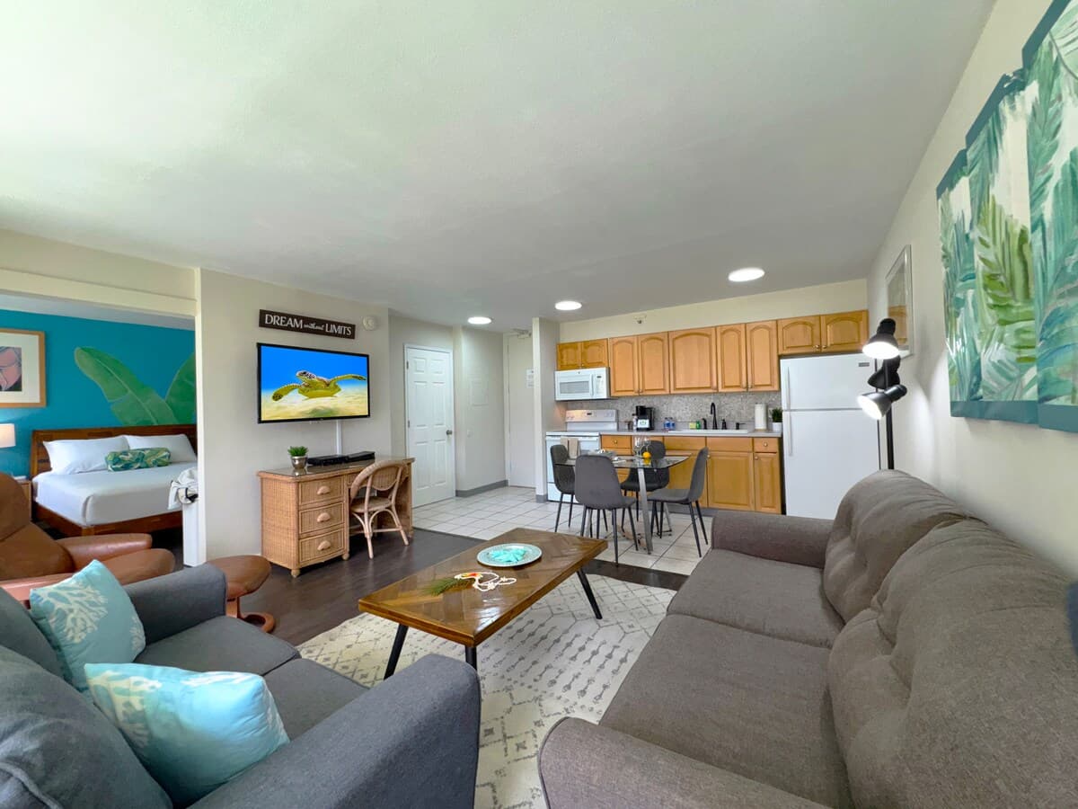 Condo in Honolulu · ★4.91 · 1 bedroom · 3 beds · 1 private bath - Photo 5
