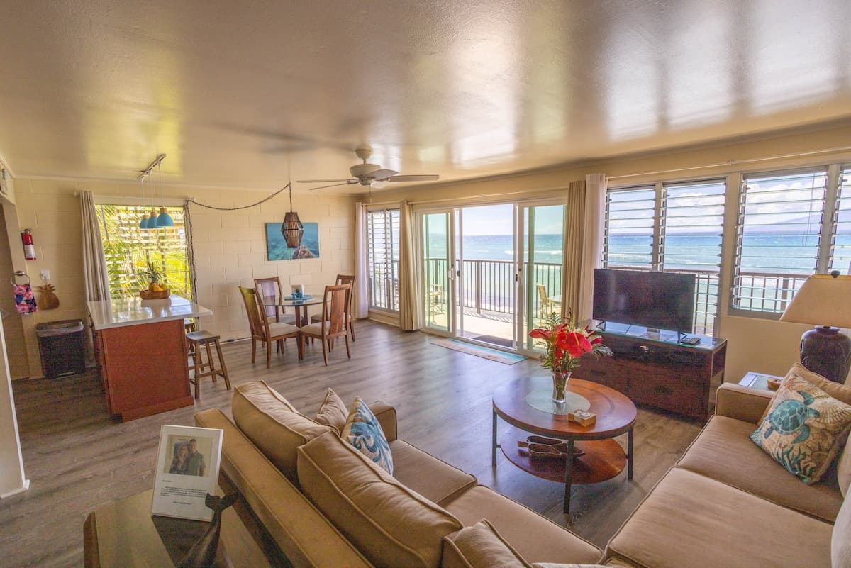 Condo in Lahaina · ★4.79 · 2 bedrooms · 3 beds · 1 bath - Photo 5