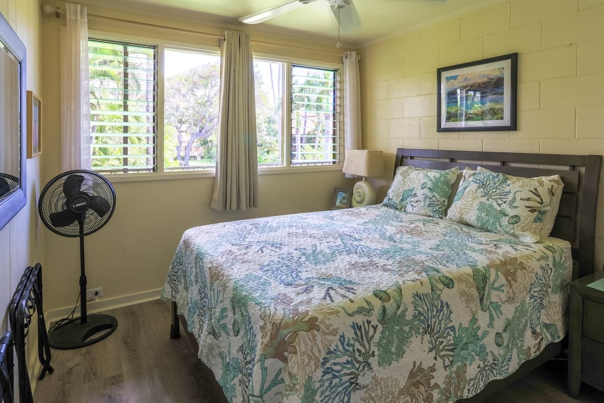 Condo in Lahaina · ★4.79 · 2 bedrooms · 3 beds · 1 bath - Photo 2