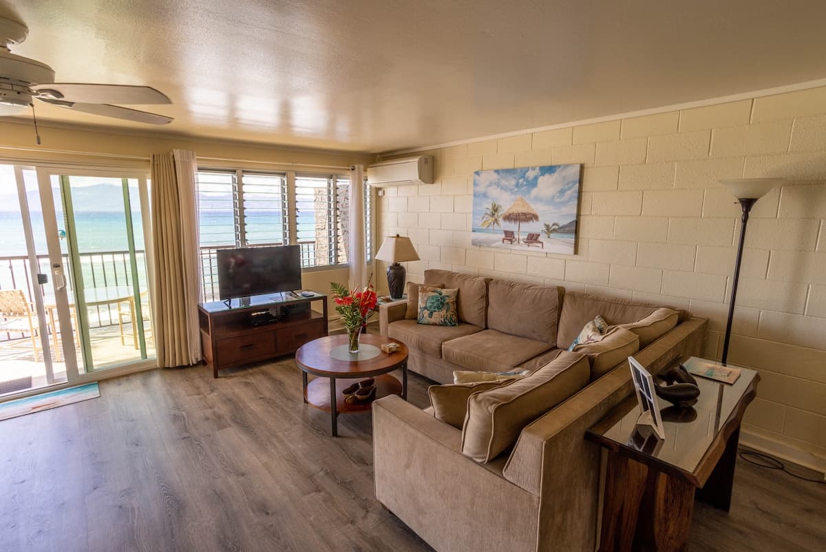 Condo in Lahaina · ★4.79 · 2 bedrooms · 3 beds · 1 bath - Photo 4