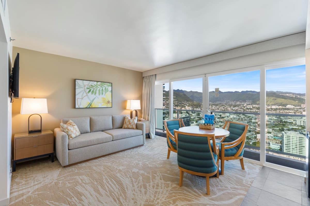 Condo in Honolulu · ★4.93 · 1 bedroom · 2 beds · 1 private bath - Photo 2