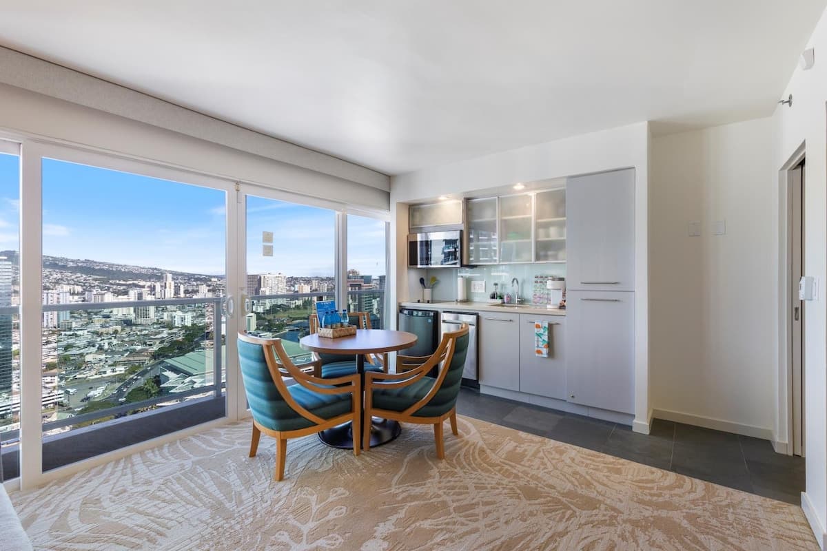 Condo in Honolulu · ★4.93 · 1 bedroom · 2 beds · 1 private bath - Photo 5
