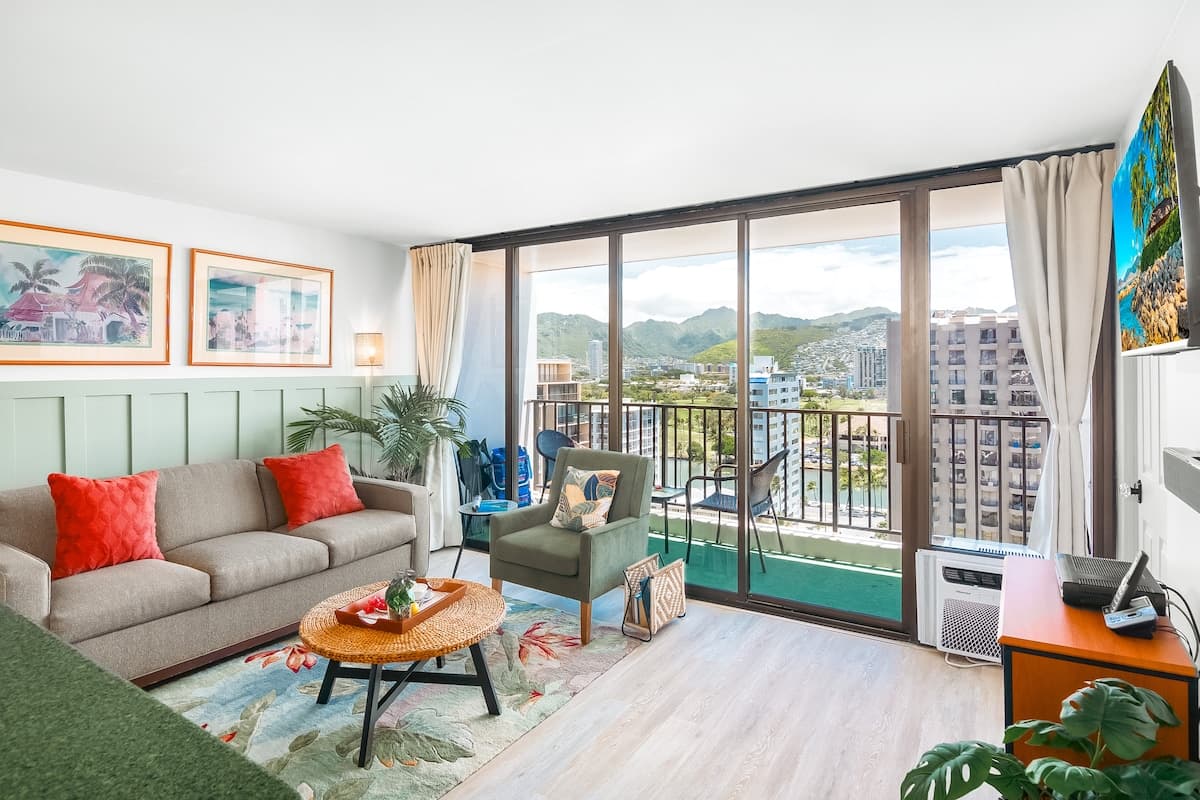 Condo in Honolulu · ★5.0 · 1 bedroom · 2 beds · 1 private bath - Photo 1