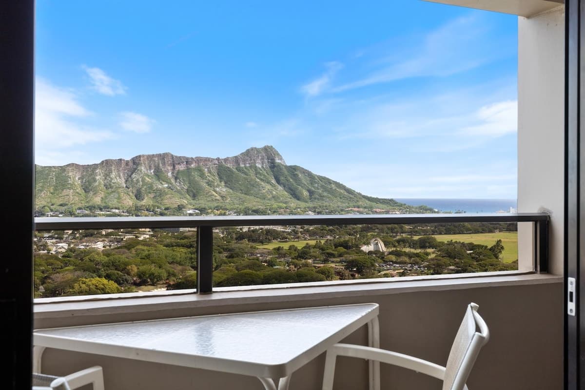 Condo in Honolulu · ★4.87 · 2 bedrooms · 3 beds · 1 private bath - Photo 4