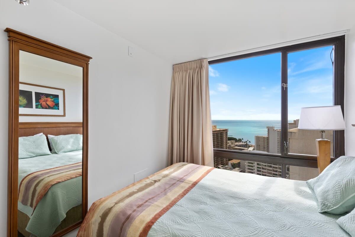Condo in Honolulu · ★4.87 · 2 bedrooms · 3 beds · 1 private bath - Photo 1