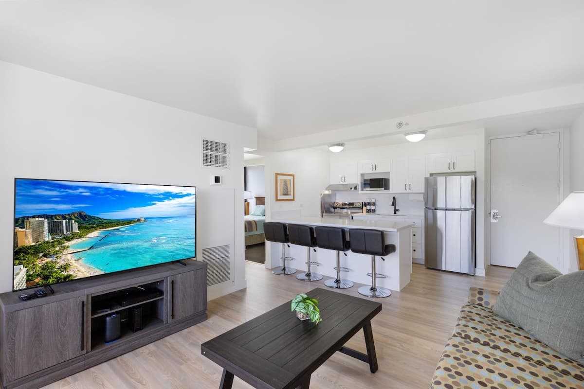 Condo in Honolulu · ★4.87 · 2 bedrooms · 3 beds · 1 private bath - Photo 3