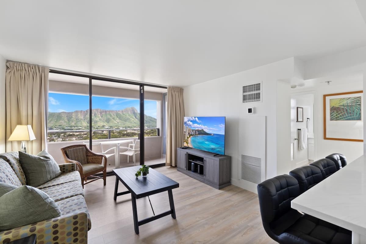 Condo in Honolulu · ★4.87 · 2 bedrooms · 3 beds · 1 private bath - Photo 5