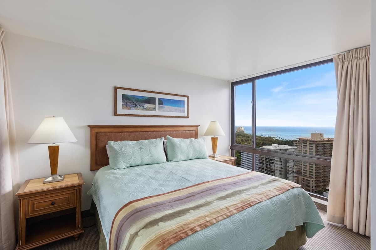 Condo in Honolulu · ★4.87 · 2 bedrooms · 3 beds · 1 private bath - Photo 2