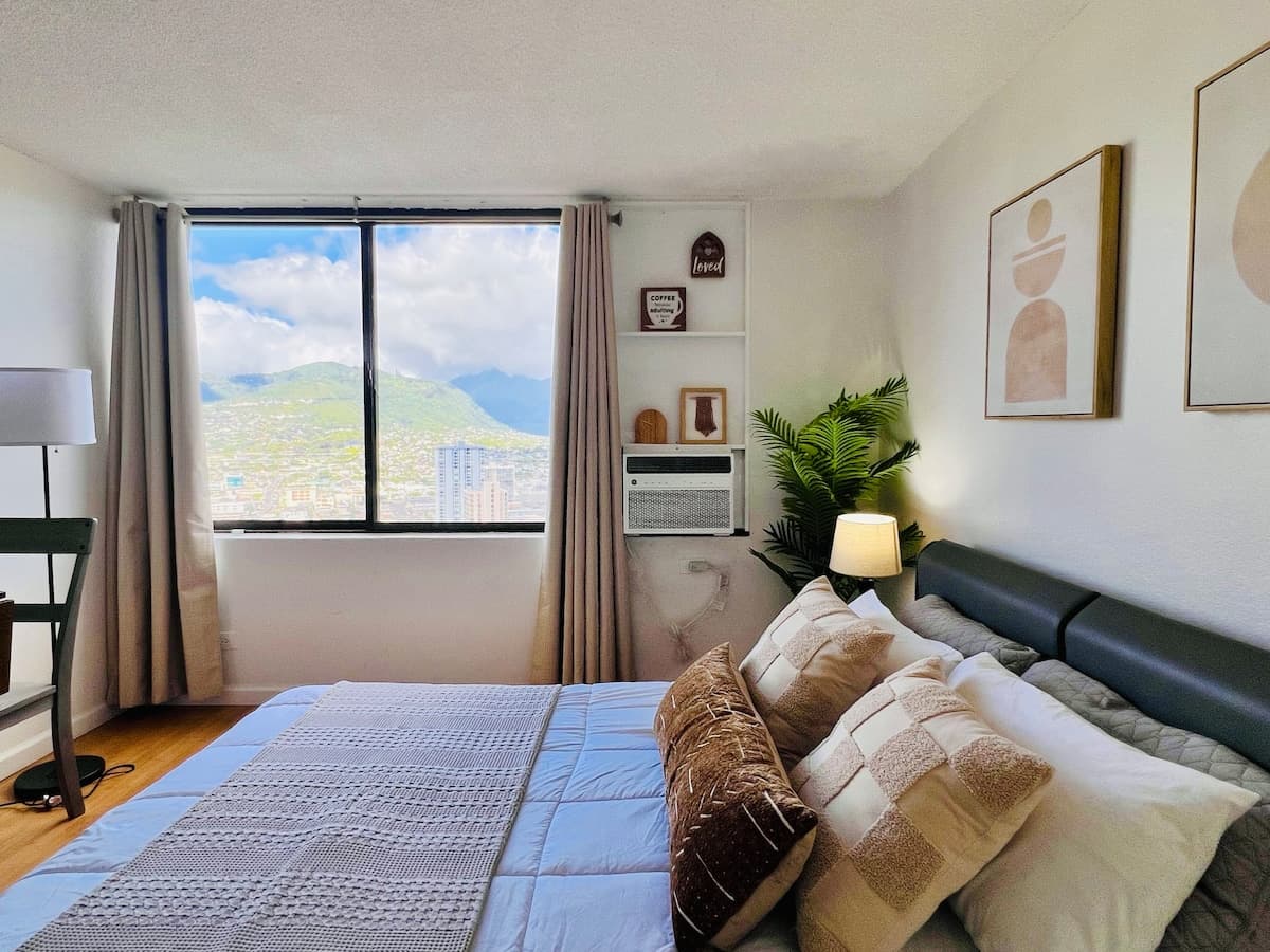 Stunning Mountain View Studio – High Floor Waikiki - Photo 2