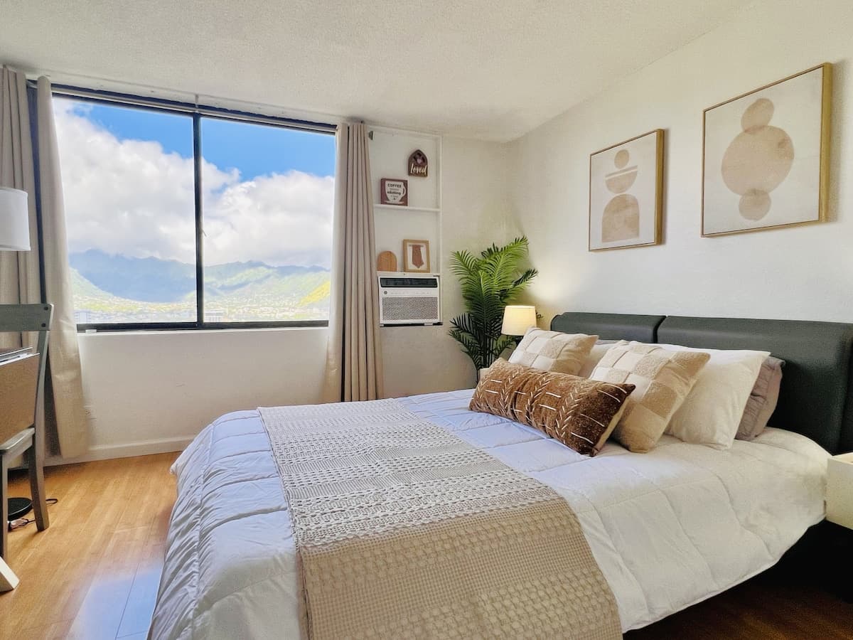 Stunning Mountain View Studio – High Floor Waikiki - Photo 1