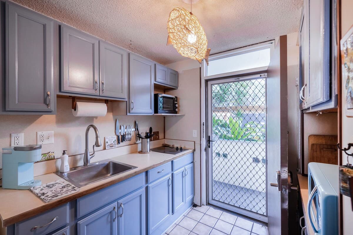 Condo in Kailua-Kona · ★4.33 · 1 bedroom · 2 beds · 1 private bath - Photo 4