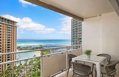 Condo in Honolulu · ★4.71 · 2 bedrooms · 1 bed · 2 private baths - Photo 2