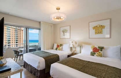 Condo in Honolulu · ★4.71 · 2 bedrooms · 1 bed · 2 private baths - Photo 4