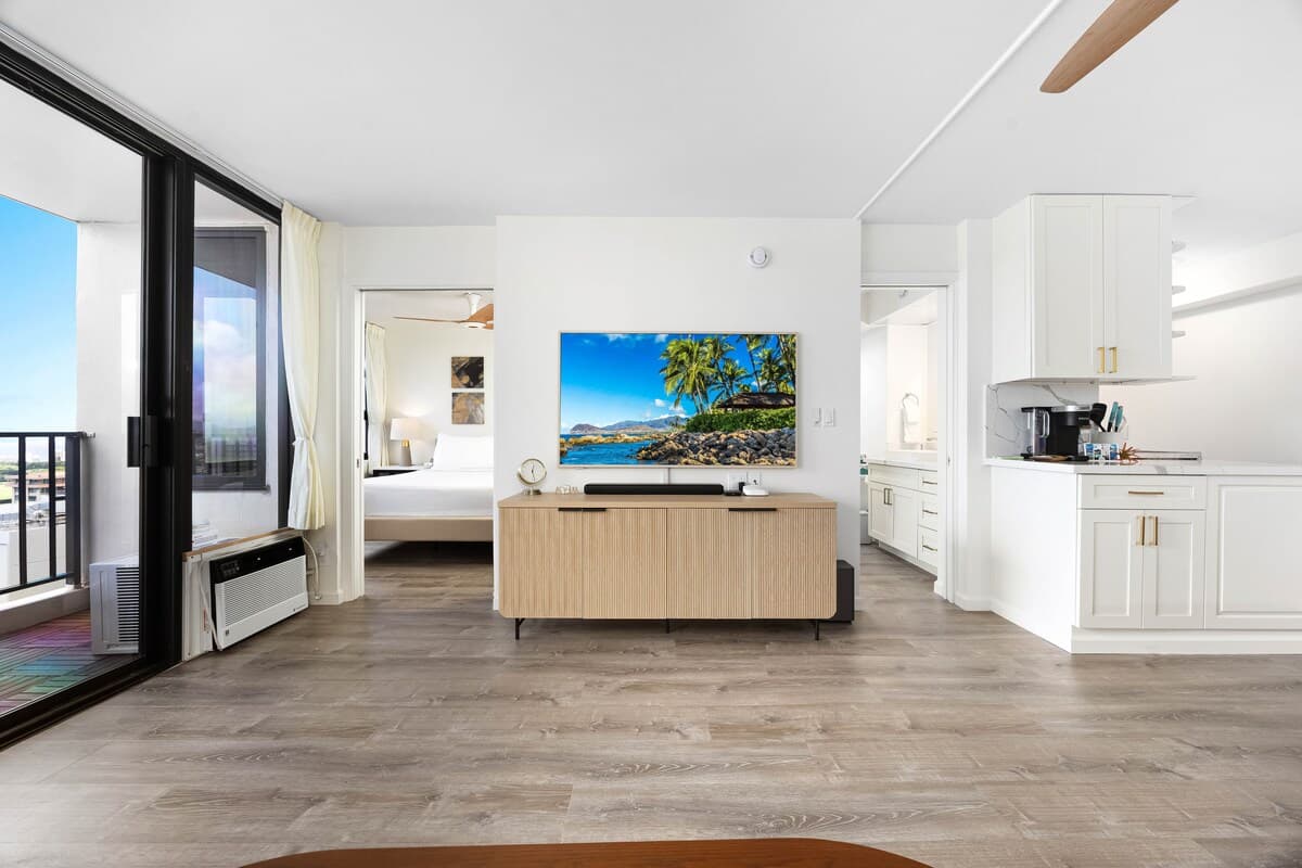 High-floor retreat w/ sweeping ocean & city views - Photo 5