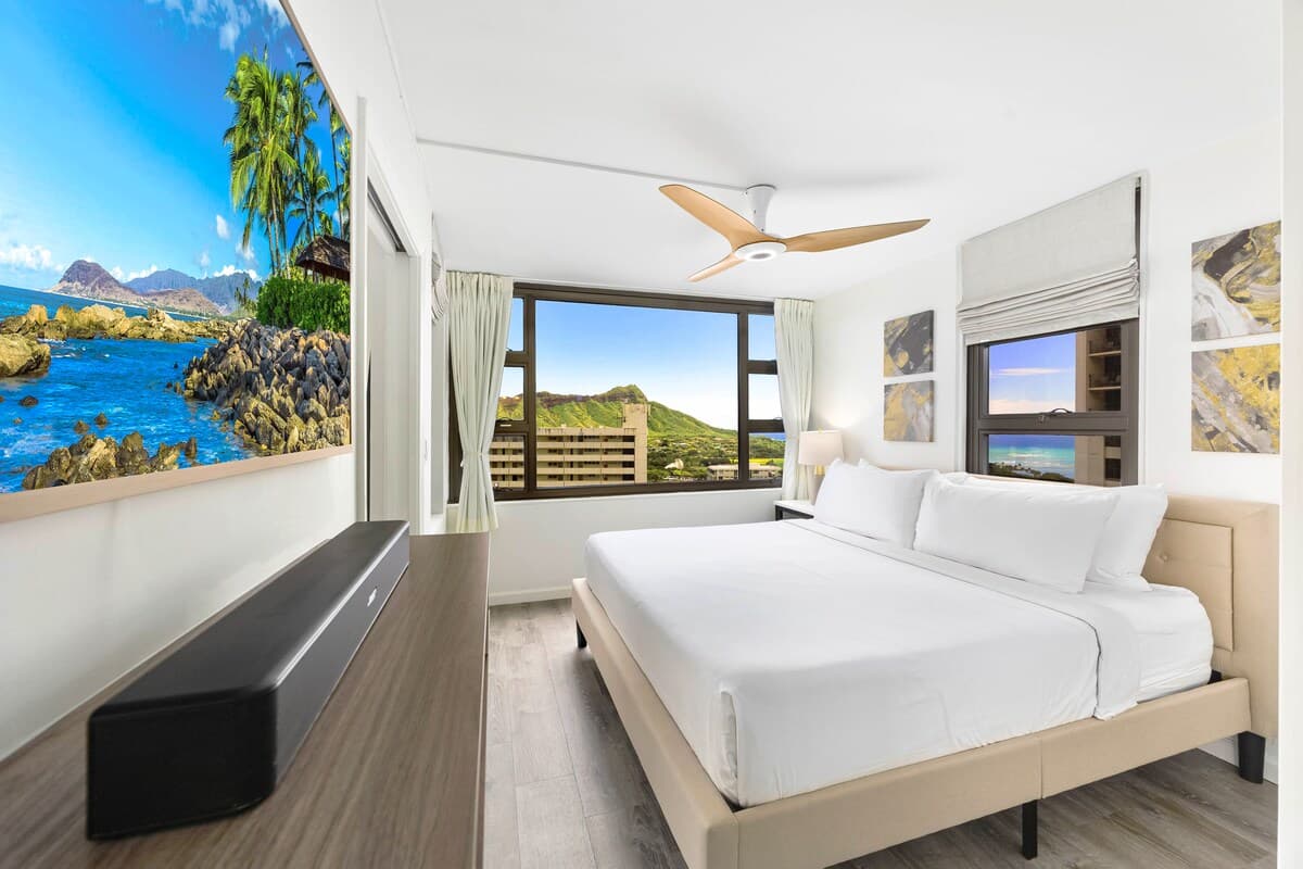 High-floor retreat w/ sweeping ocean & city views - Photo 1