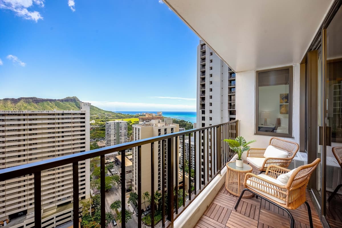 High-floor retreat w/ sweeping ocean & city views - Photo 3
