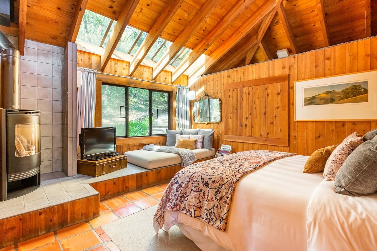 Stone Pool & Spa, 3 Wooded Acres, Bay Views - Photo 1