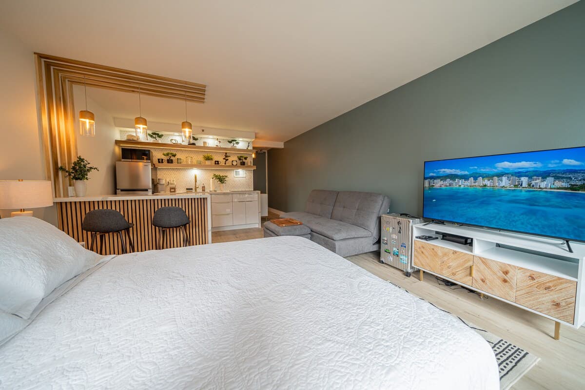 Condo in Honolulu · ★4.89 · Studio · 2 beds · 1 private bath - Photo 2